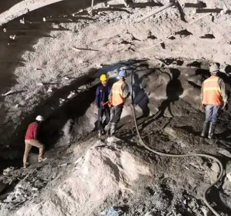 通渭隧道拱顶带模注浆料，微膨胀注浆料的特点及施工工艺